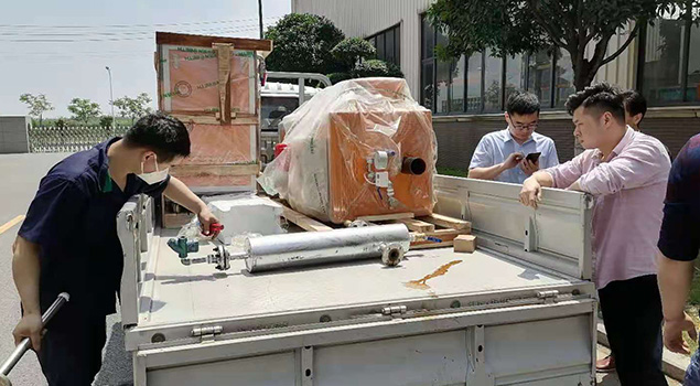 陜西100kg/h電加熱蒸汽發生器裝車